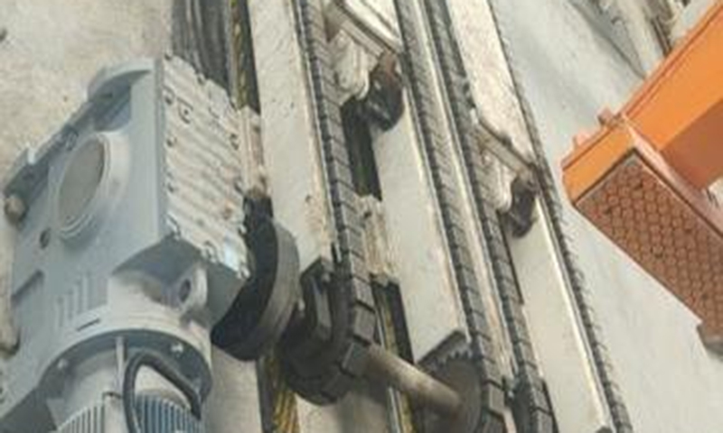 Uređaj za podizanje blokiranja