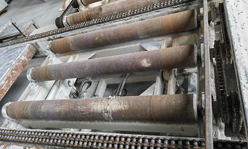 Uređaj za podizanje i okretanje palete